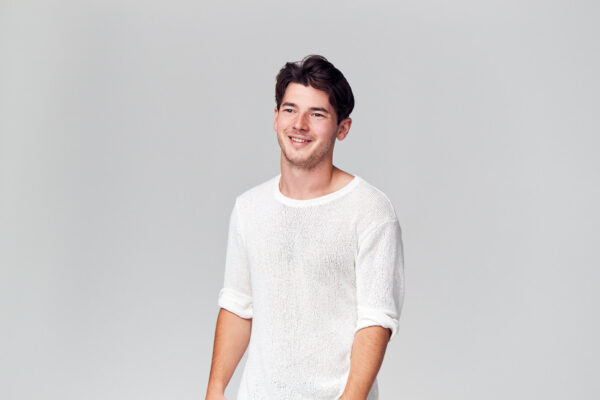 studio portrait of young man wearing white t shirt 3uuy3yq
